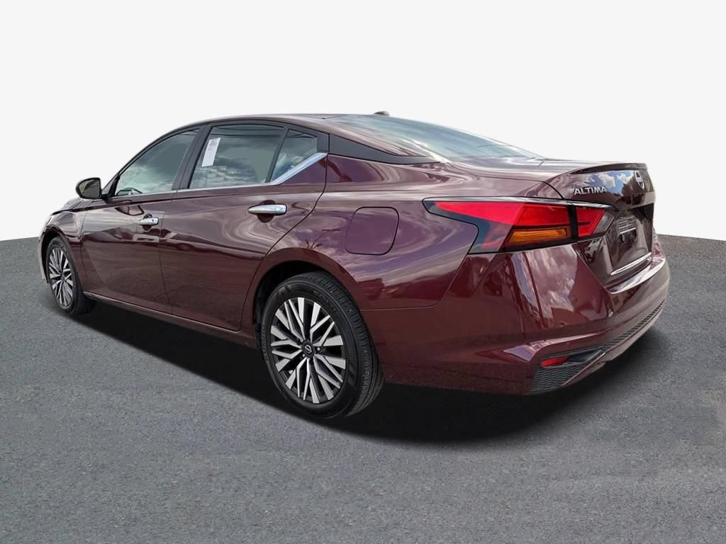 Used 2025 Nissan Altima 2.5 SV FWD image 2