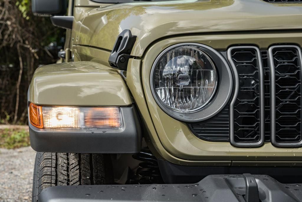 New 2025 Jeep Gladiator Sport AWD/4WD image 12