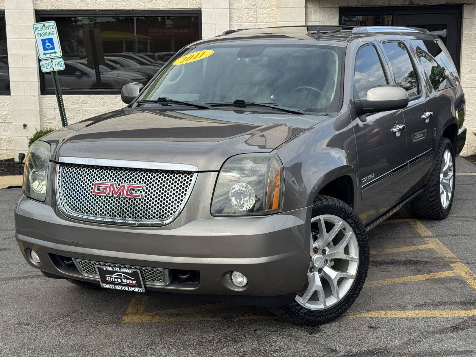 Used 2011 GMC Yukon XL Denali AWD/4WD image 2