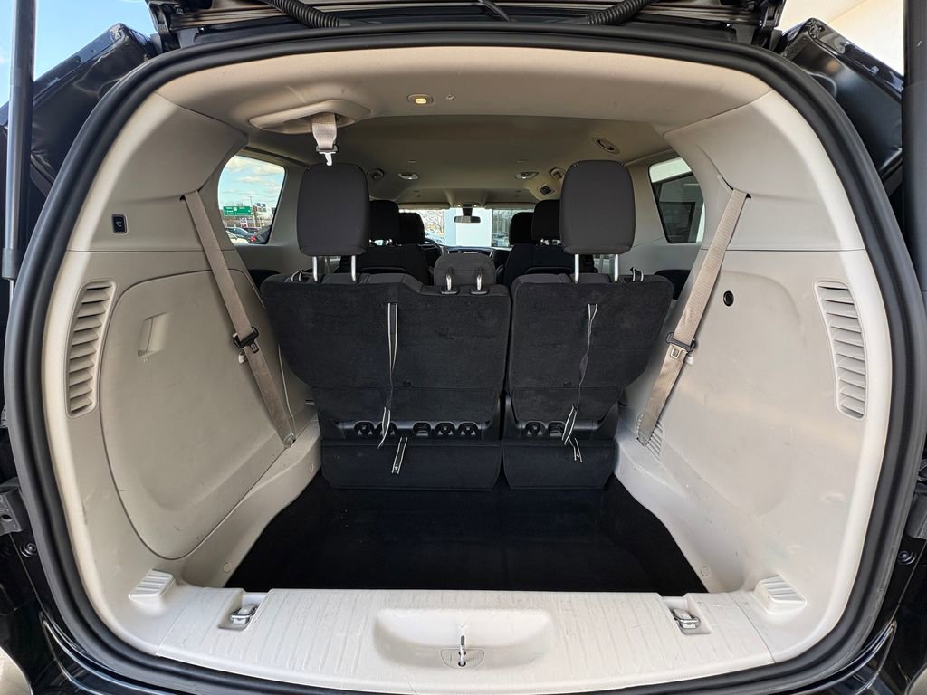 Used 2022 Chrysler Voyager LX image 25