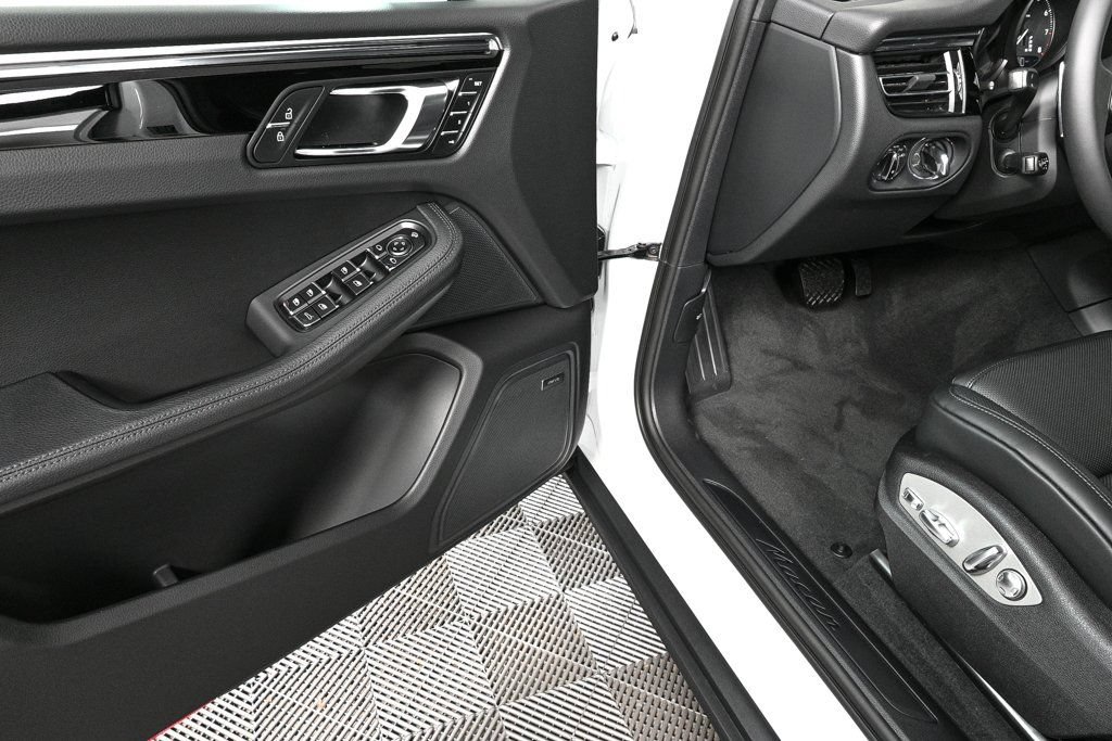 Certified 2026 Porsche Macan AWD/4WD image 8
