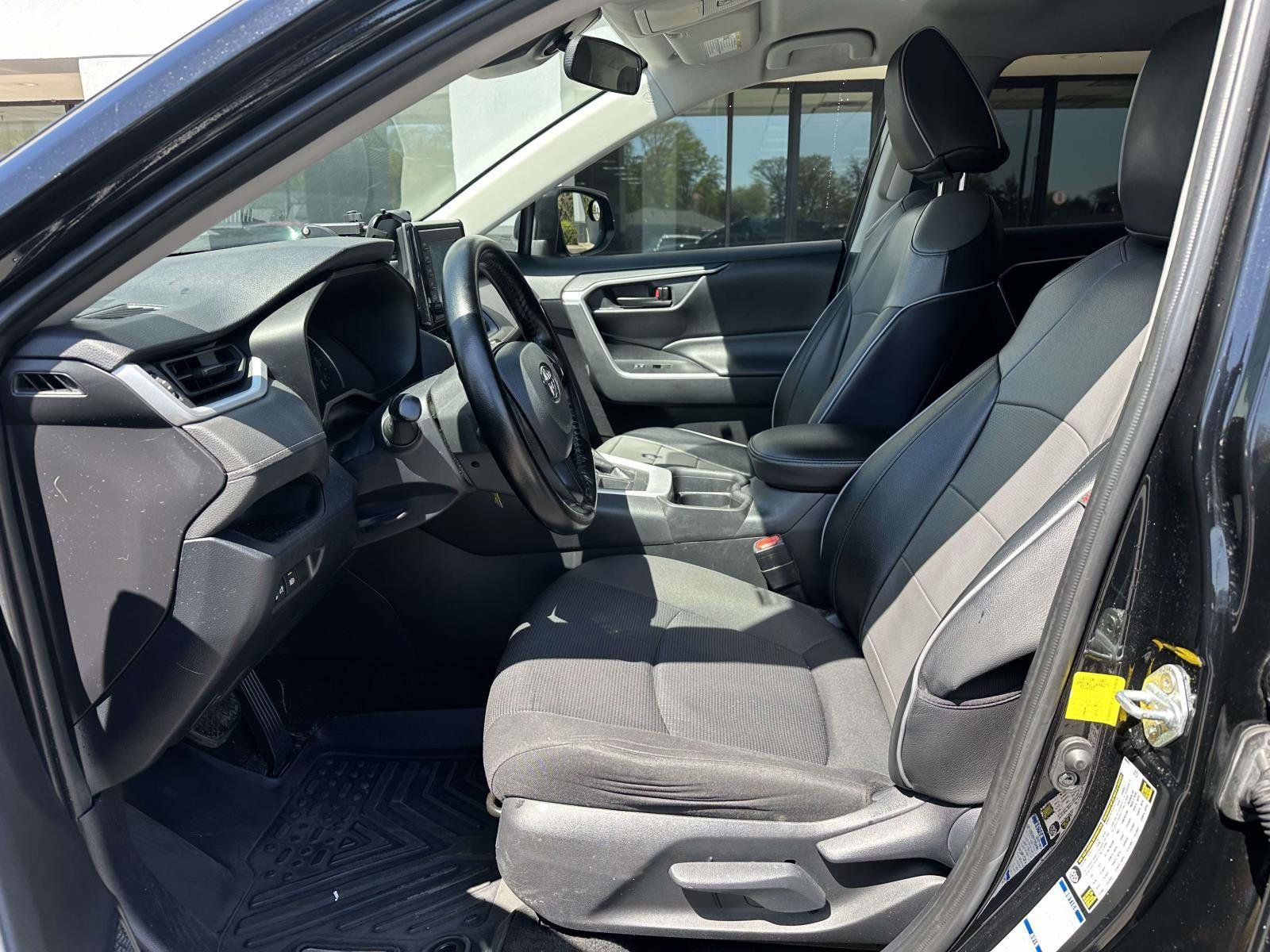 Used 2019 Toyota RAV4 LE AWD/4WD image 14