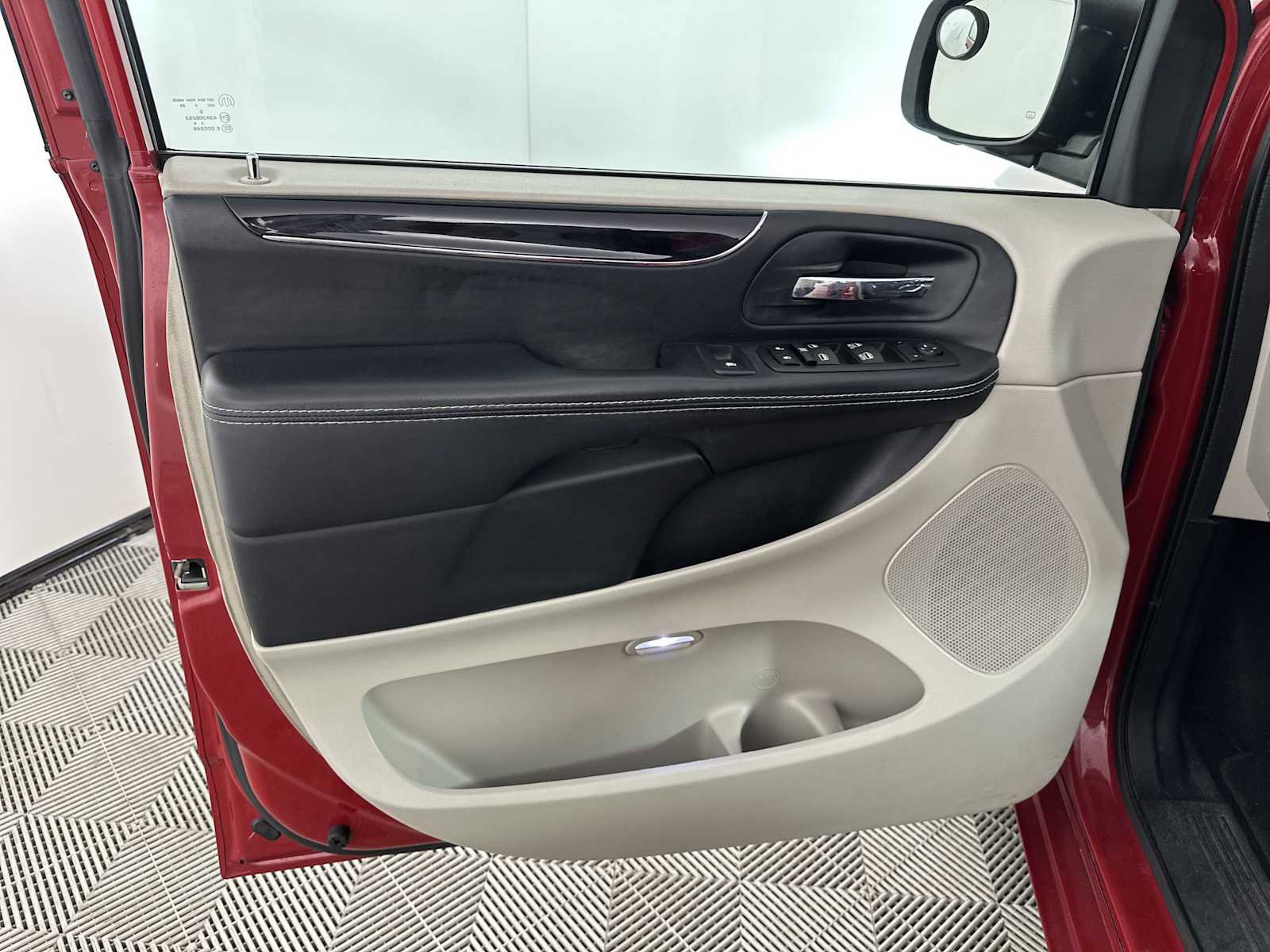 Used 2014 Dodge Grand Caravan SXT FWD image 16