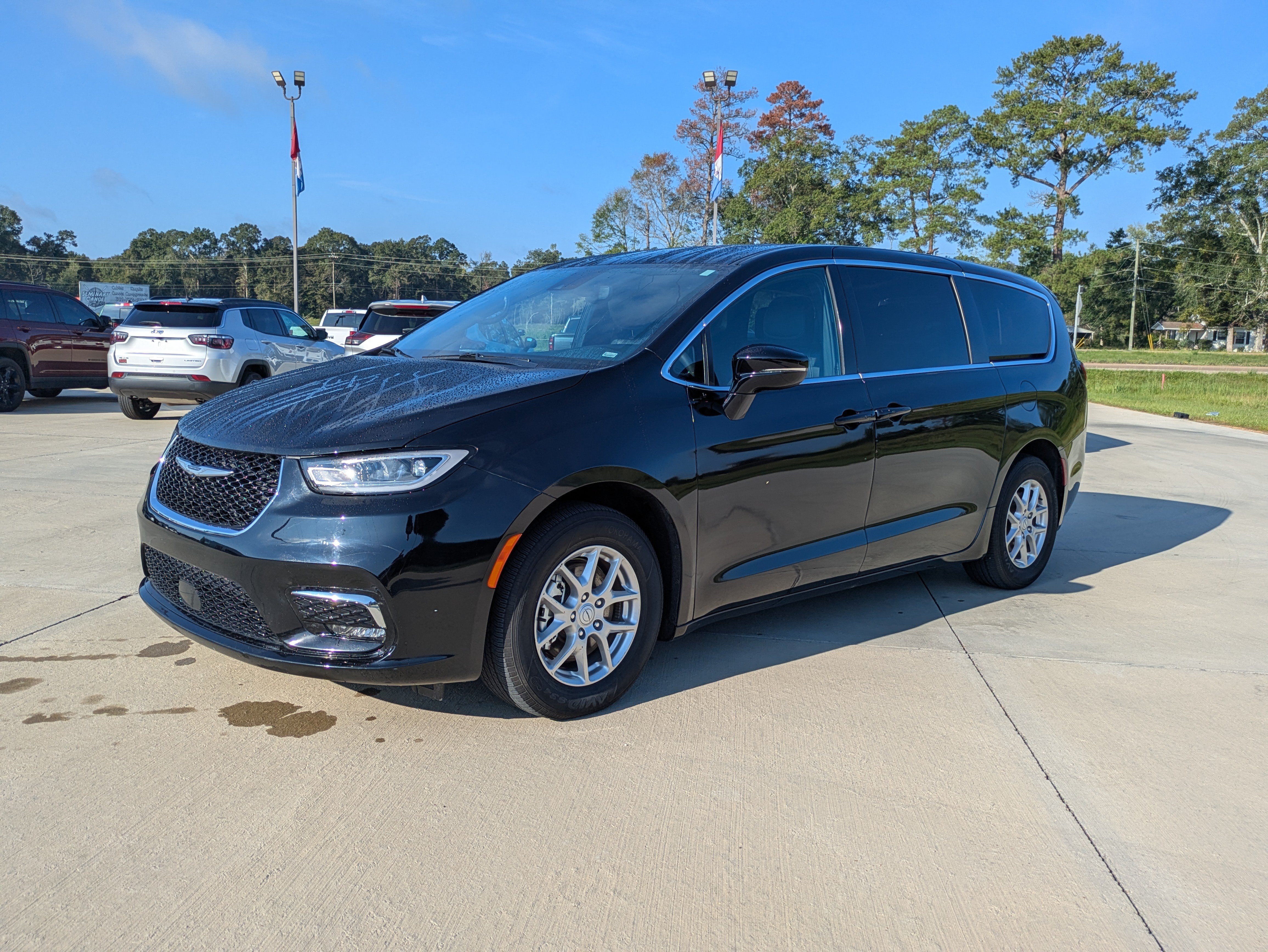 Used 2026 Chrysler Pacifica Select FWD image 1