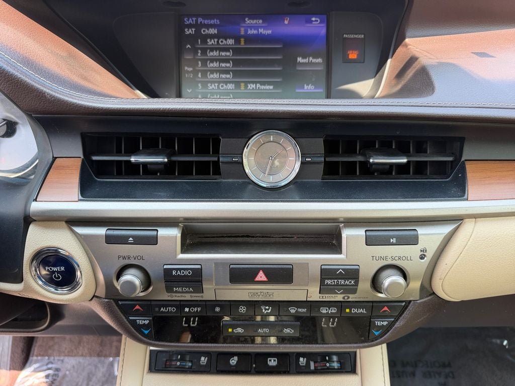 Used 2017 Lexus ES 300h FWD image 19