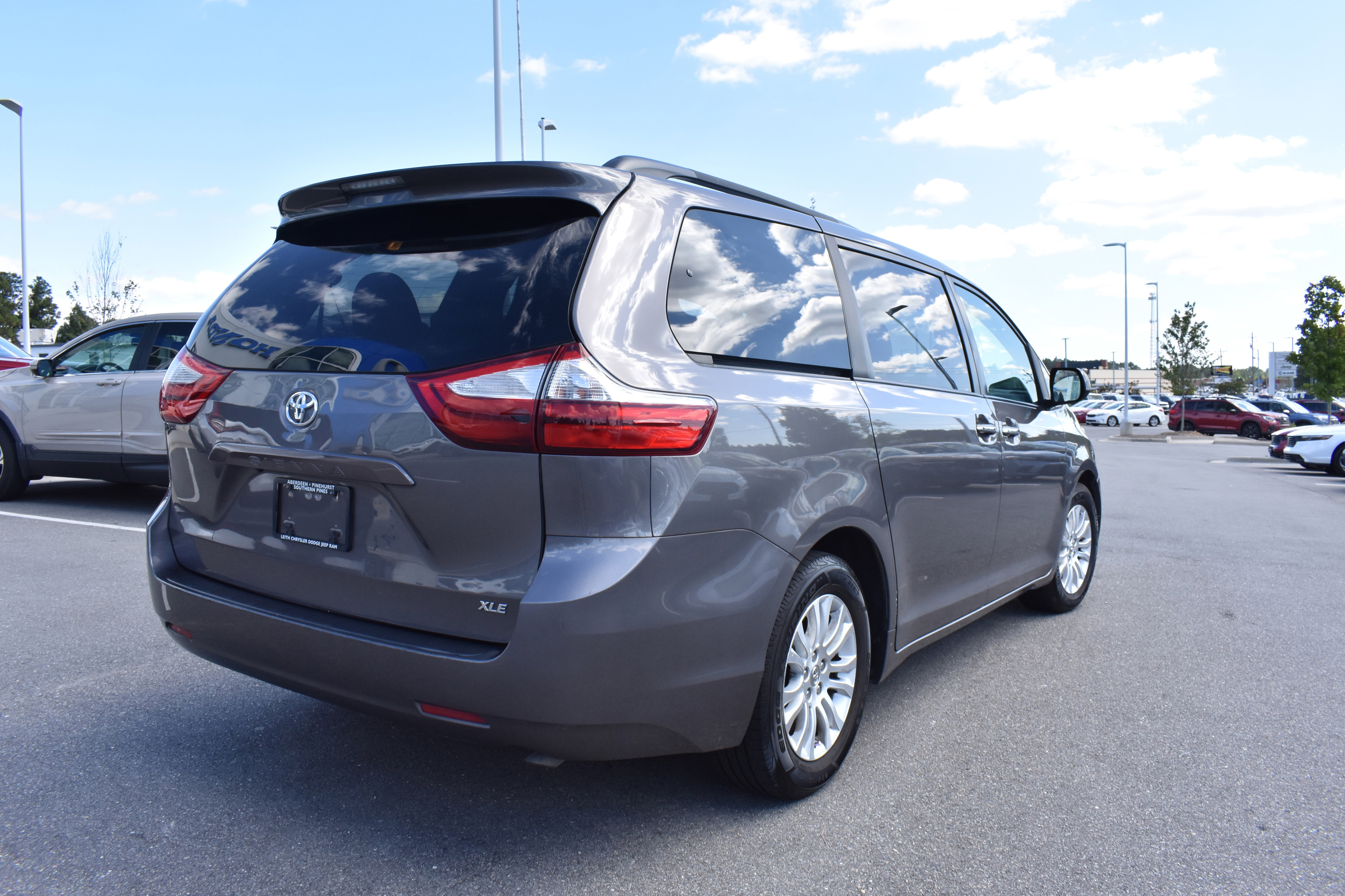 Used 2017 Toyota Sienna L image 9