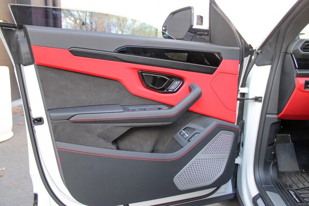 Used 2025 Lamborghini Urus SE image 6