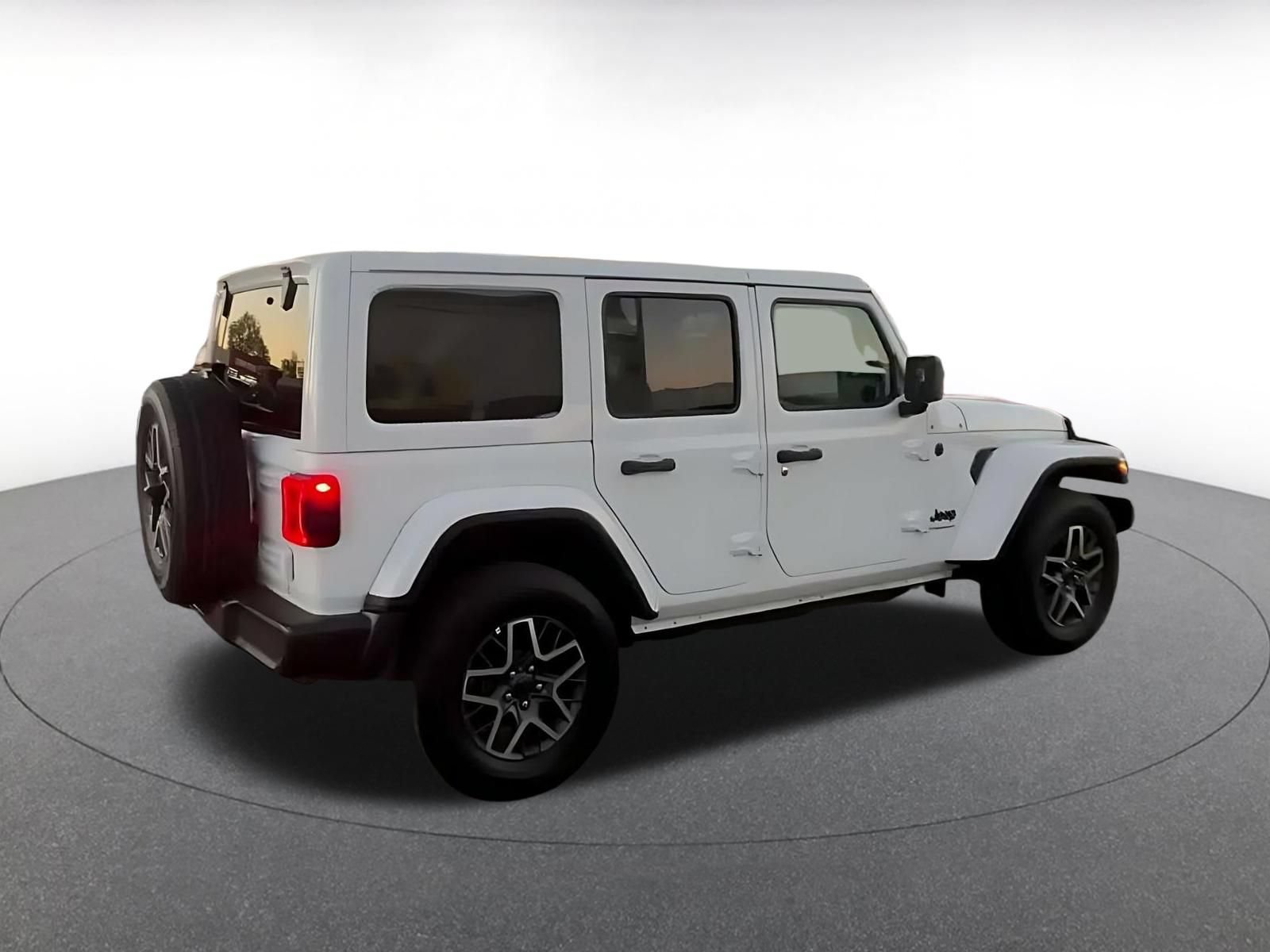Used 2025 Jeep Wrangler Unlimited Sahara AWD/4WD image 13