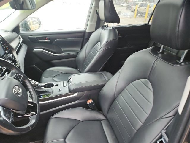Used 2020 Toyota Highlander XLE image 15