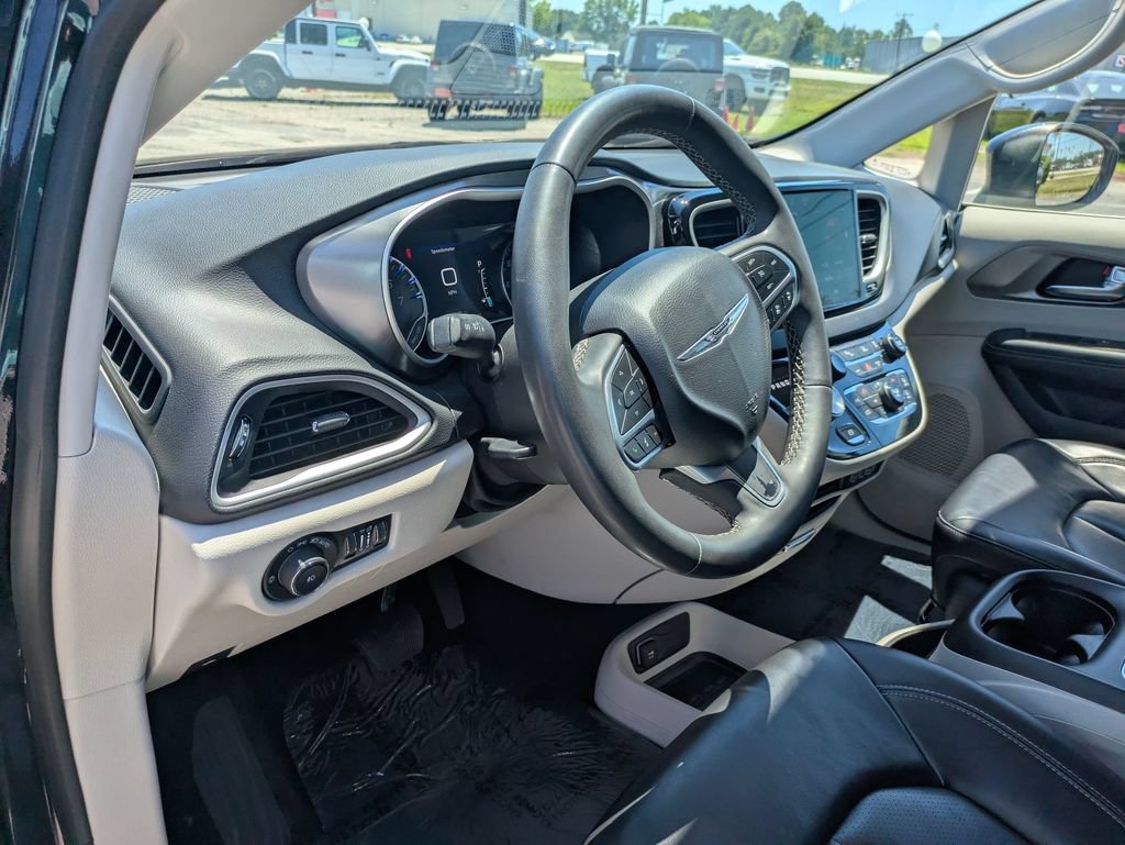 Used 2023 Chrysler Pacifica Touring-L FWD image 15