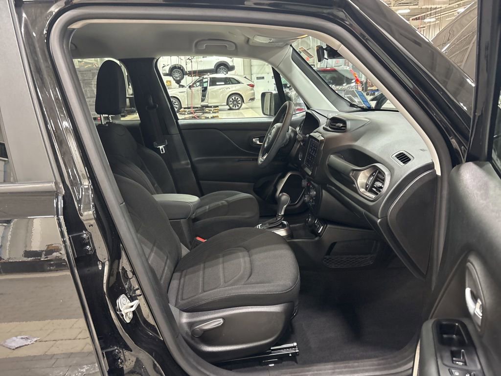 Used 2022 Jeep Renegade Latitude image 3