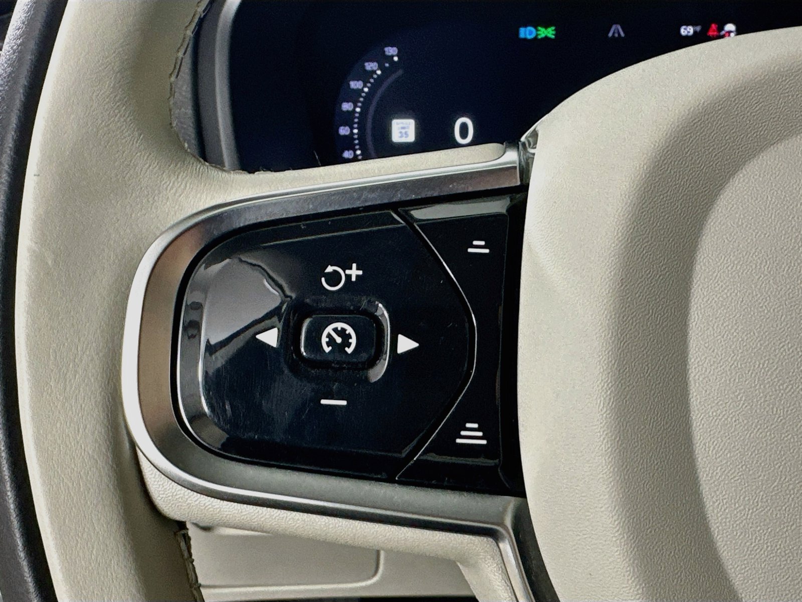 Certified 2024 Volvo XC90 B6 Plus AWD/4WD image 18
