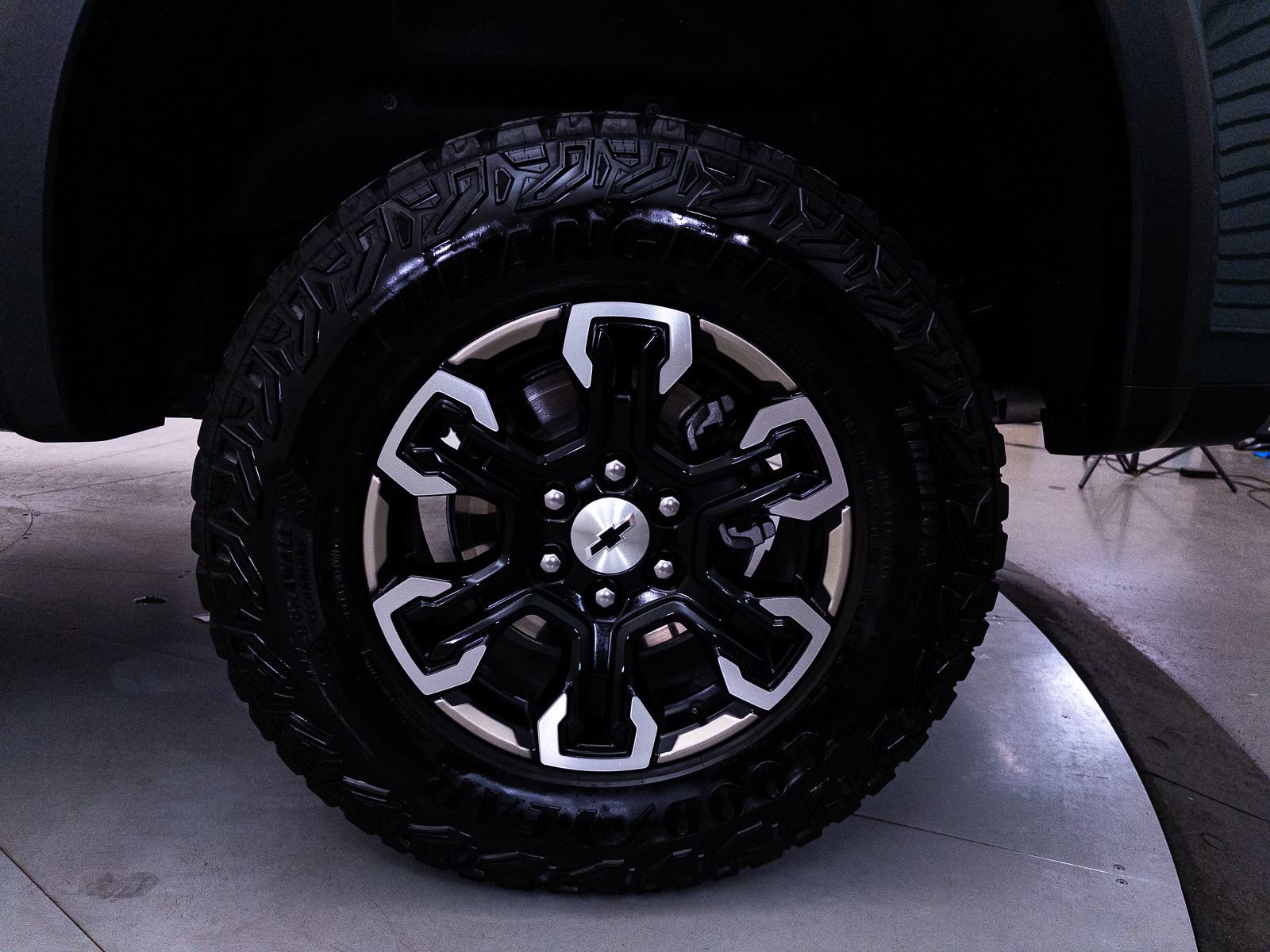 Used 2025 Chevrolet Silverado 1500 ZR2 w/ Technology Package AWD/4WD image 16