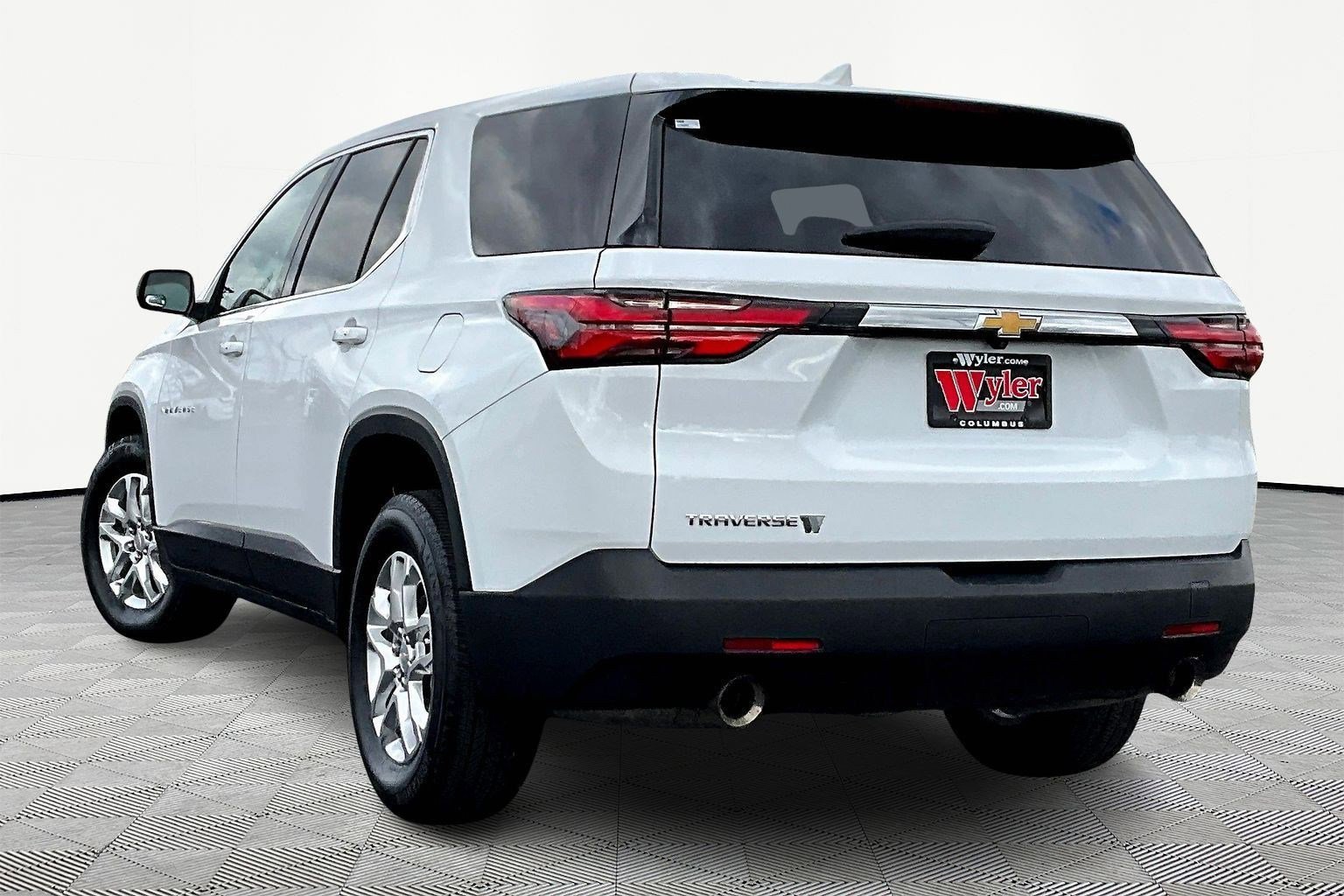 Used 2023 Chevrolet Traverse LS image 4