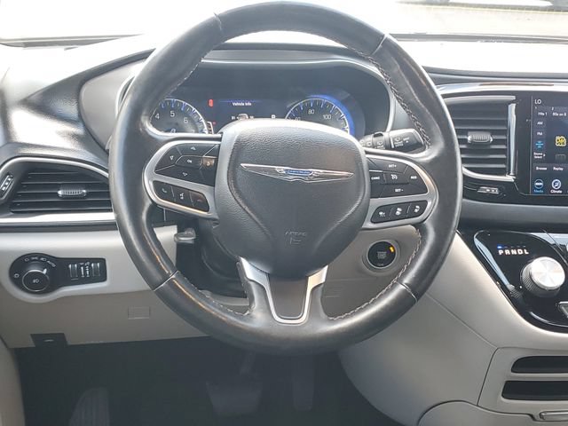 Used 2020 Chrysler Pacifica Touring-L w/ Tire & Wheel Group FWD image 12
