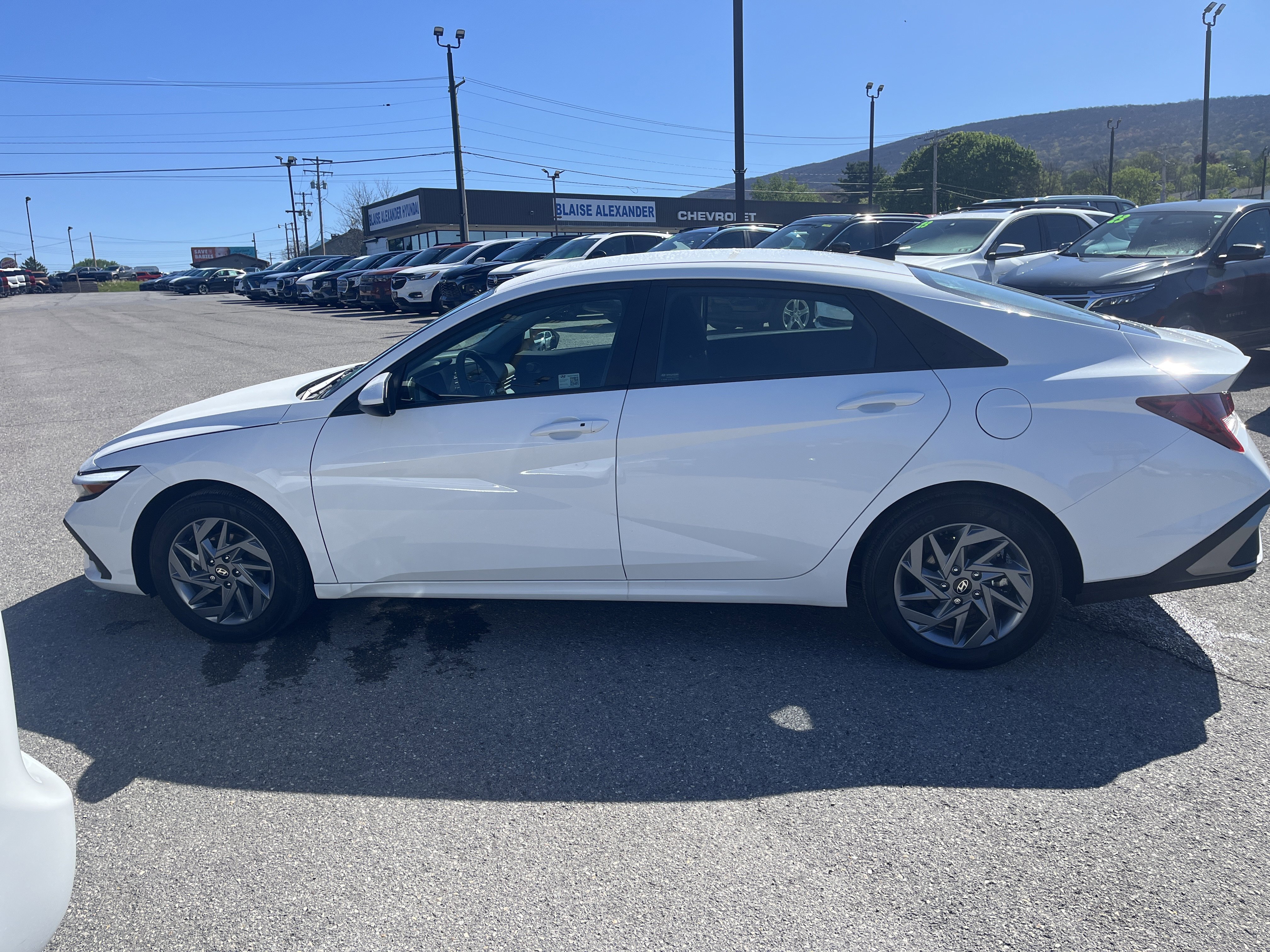 Used 2025 Hyundai Elantra Blue FWD image 7