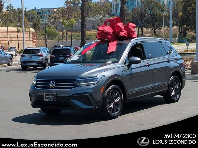 Used 2022 Volkswagen Tiguan SE w/ Panoramic Sunroof Package FWD image 1