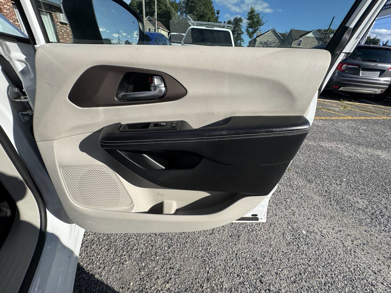 Used 2022 Chrysler Voyager LX image 54