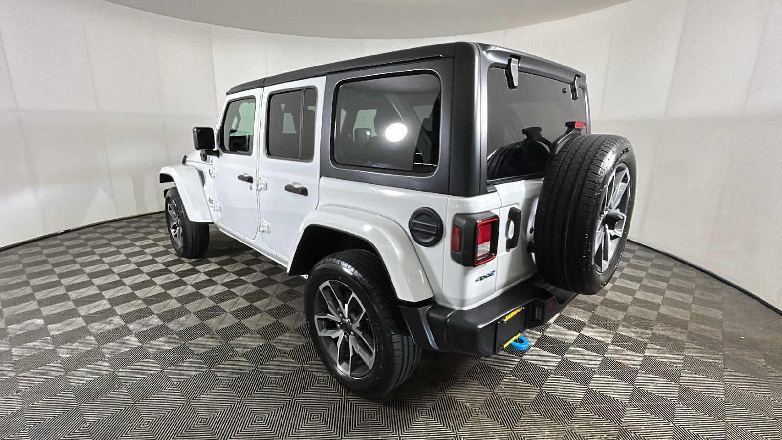 Used 2024 Jeep Wrangler Unlimited w/ Convenience Group AWD/4WD image 5