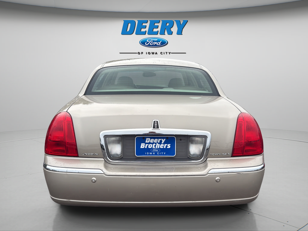 Used 2004 Lincoln Town Car Signature RWD image 7