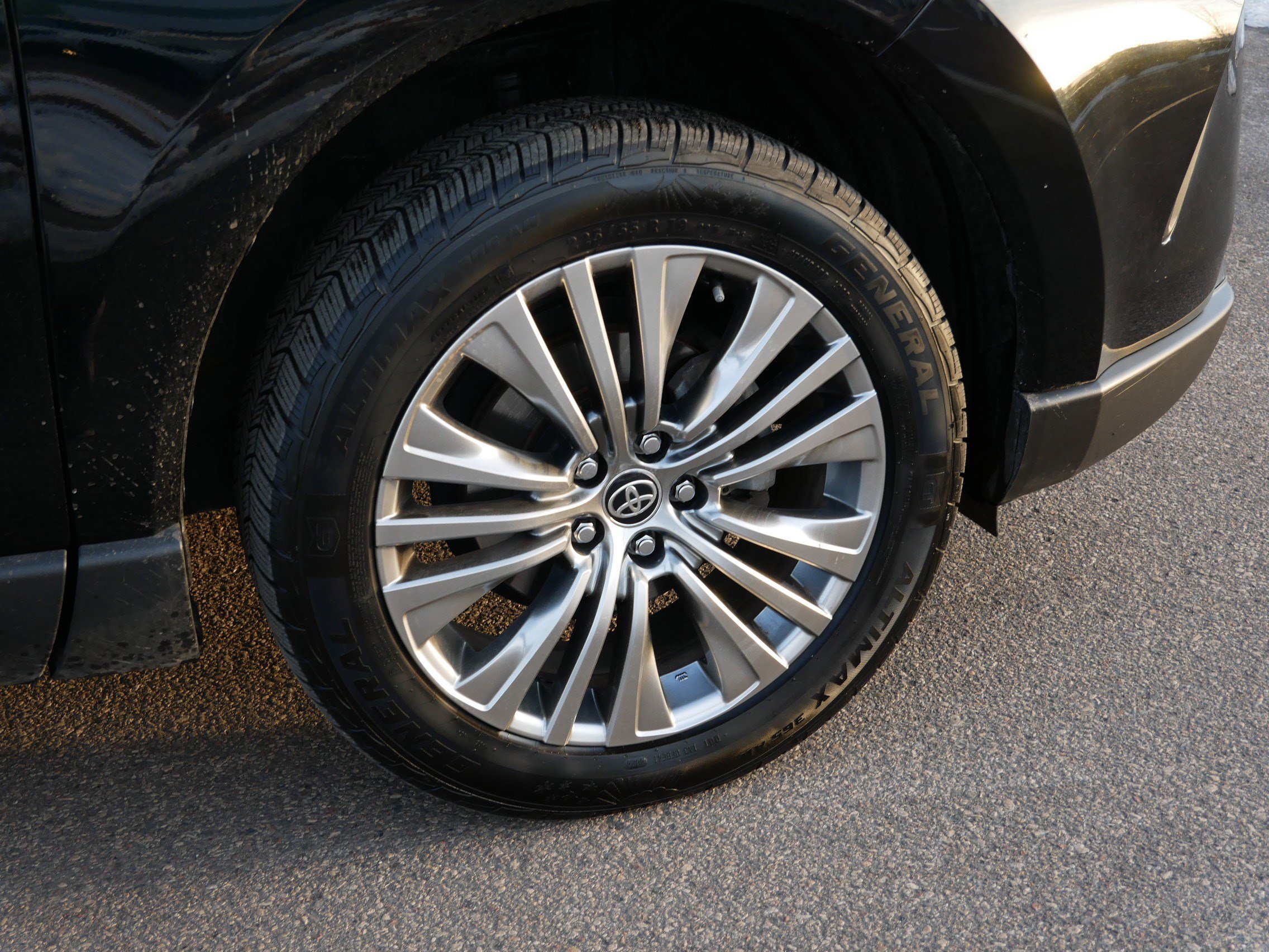 Used 2024 Toyota Venza XLE image 15