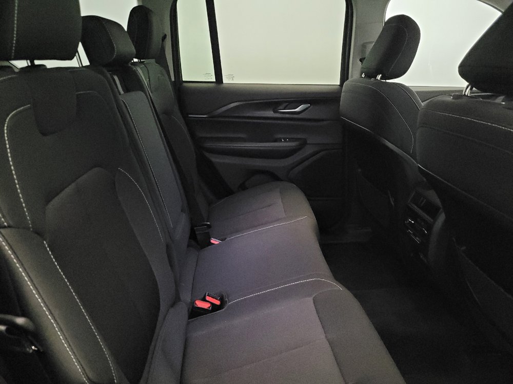 Used 2023 Jeep Grand Cherokee Laredo AWD/4WD image 19