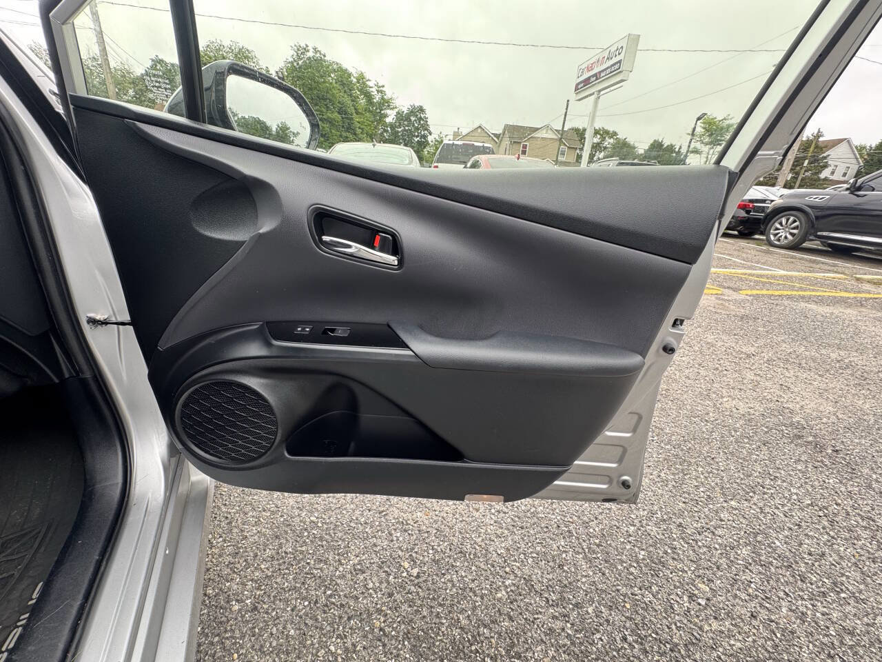 Used 2019 Toyota Prius LE AWD/4WD image 71