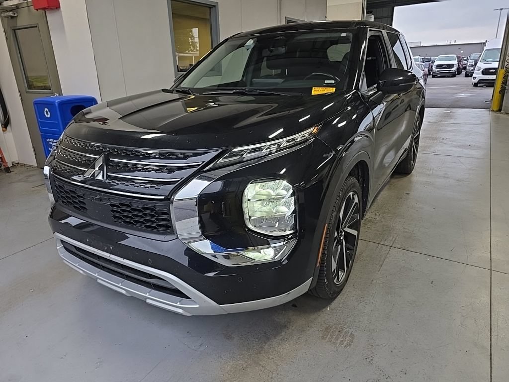 Used 2024 Mitsubishi Outlander SE AWD/4WD image 2