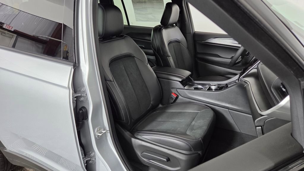 New 2025 Jeep Grand Cherokee L Altitude image 38