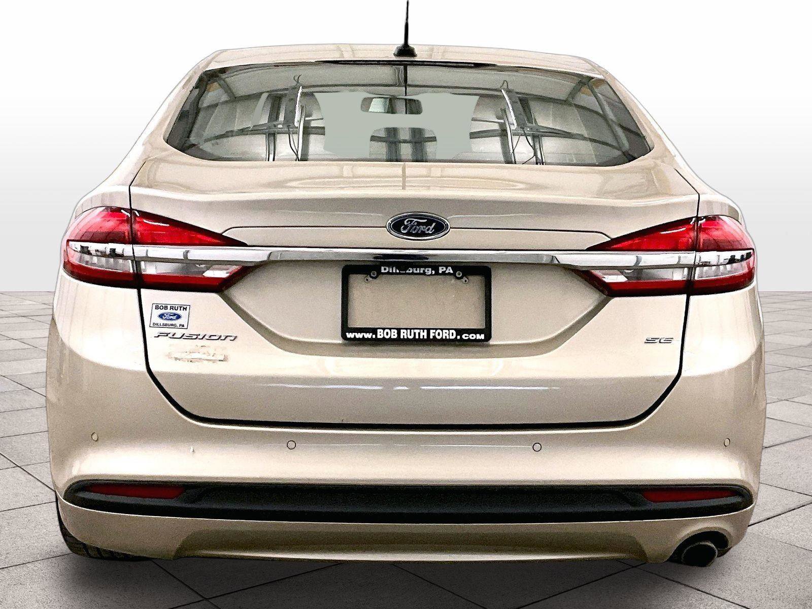 Used 2018 Ford Fusion SE w/ Fusion SE Technology Package image 4