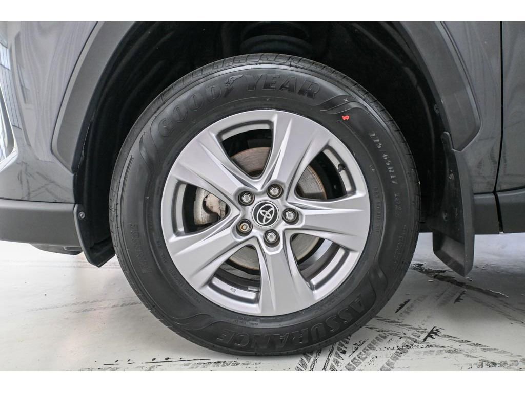 Used 2022 Toyota RAV4 XLE w/ Convenience Package image 22