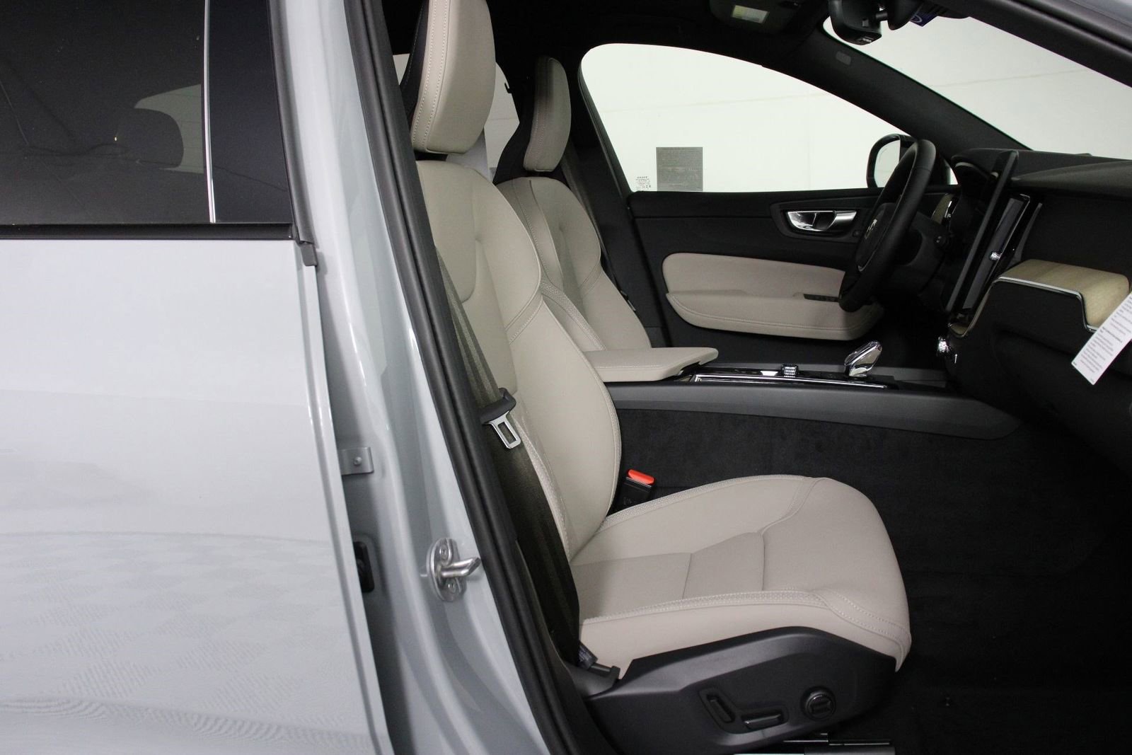 New 2026 Volvo XC60 T8 Plus w/ Protection Package Premier image 10