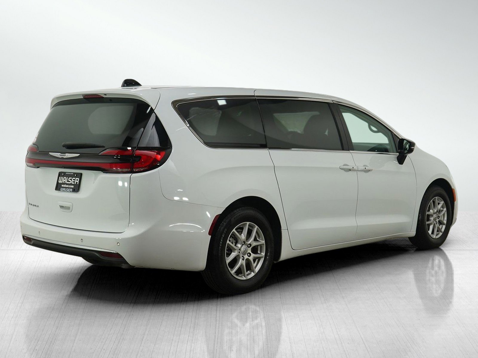 Used 2024 Chrysler Pacifica Touring-L image 6