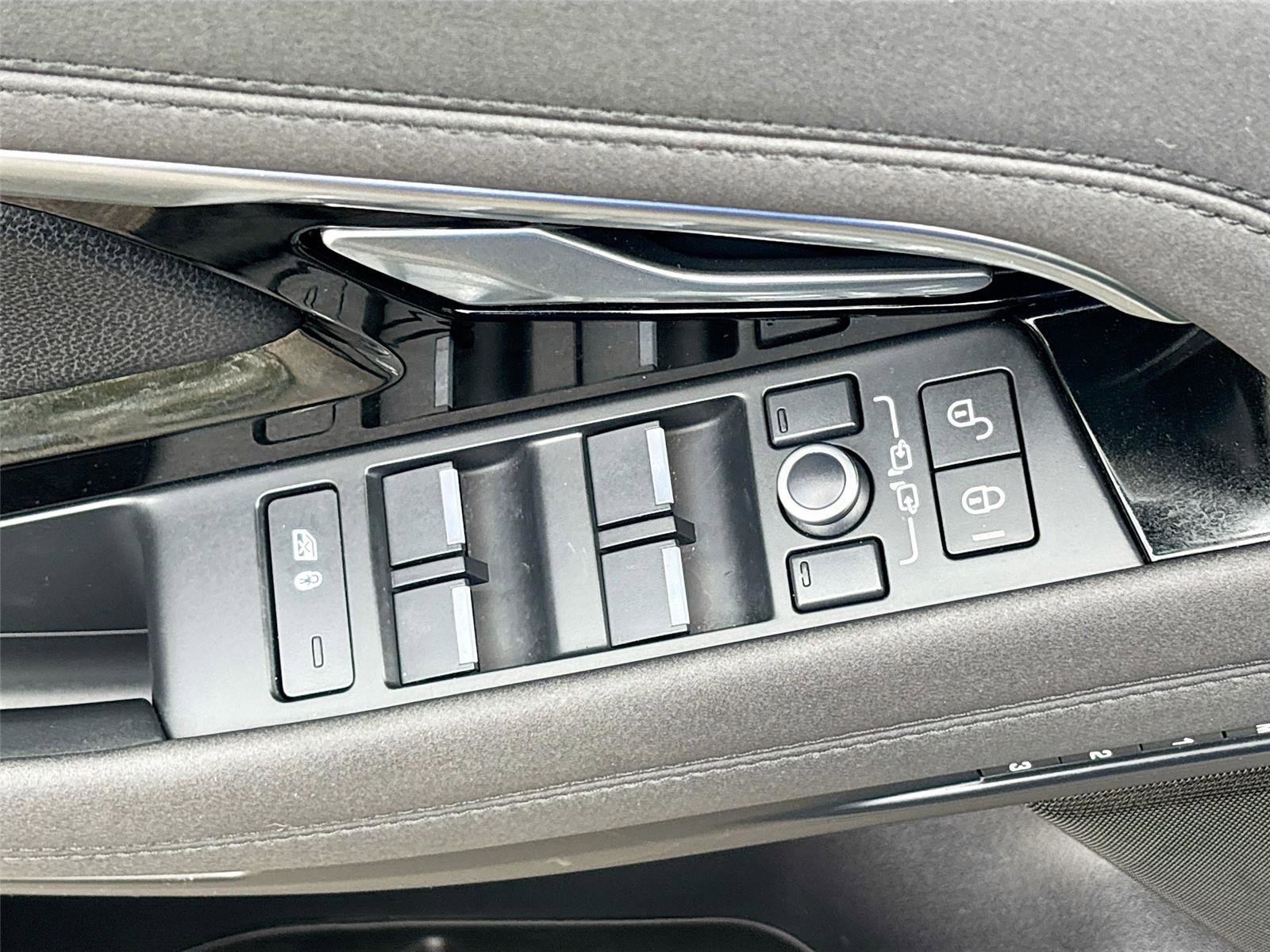 Used 2020 Land Rover Range Rover Evoque S image 18