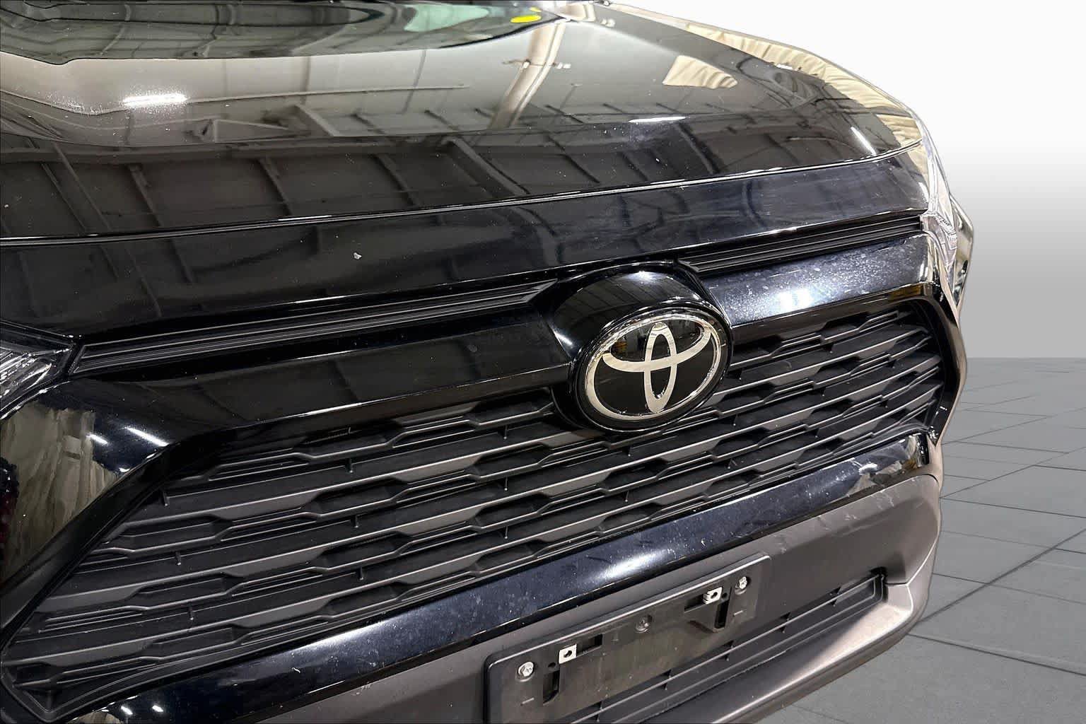Used 2024 Toyota RAV4 LE AWD/4WD image 30