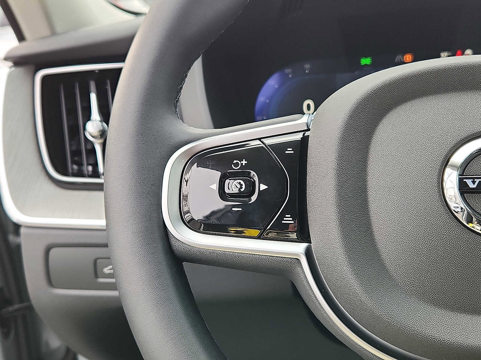 Used 2025 Volvo XC60 T8 Plus w/ Protection Package Premier image 20