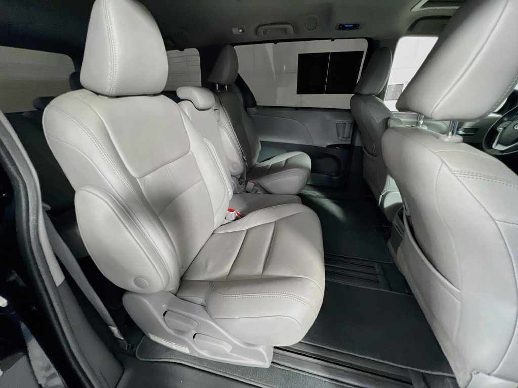 Used 2019 Toyota Sienna XLE FWD image 28