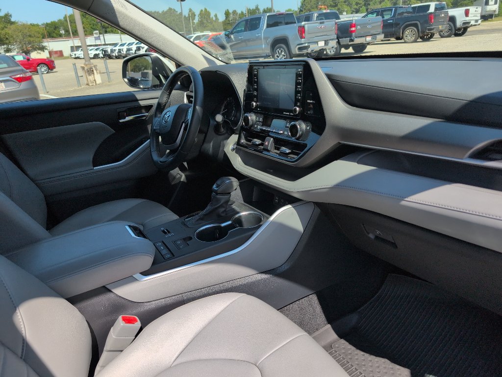 Used 2022 Toyota Highlander XLE FWD image 11