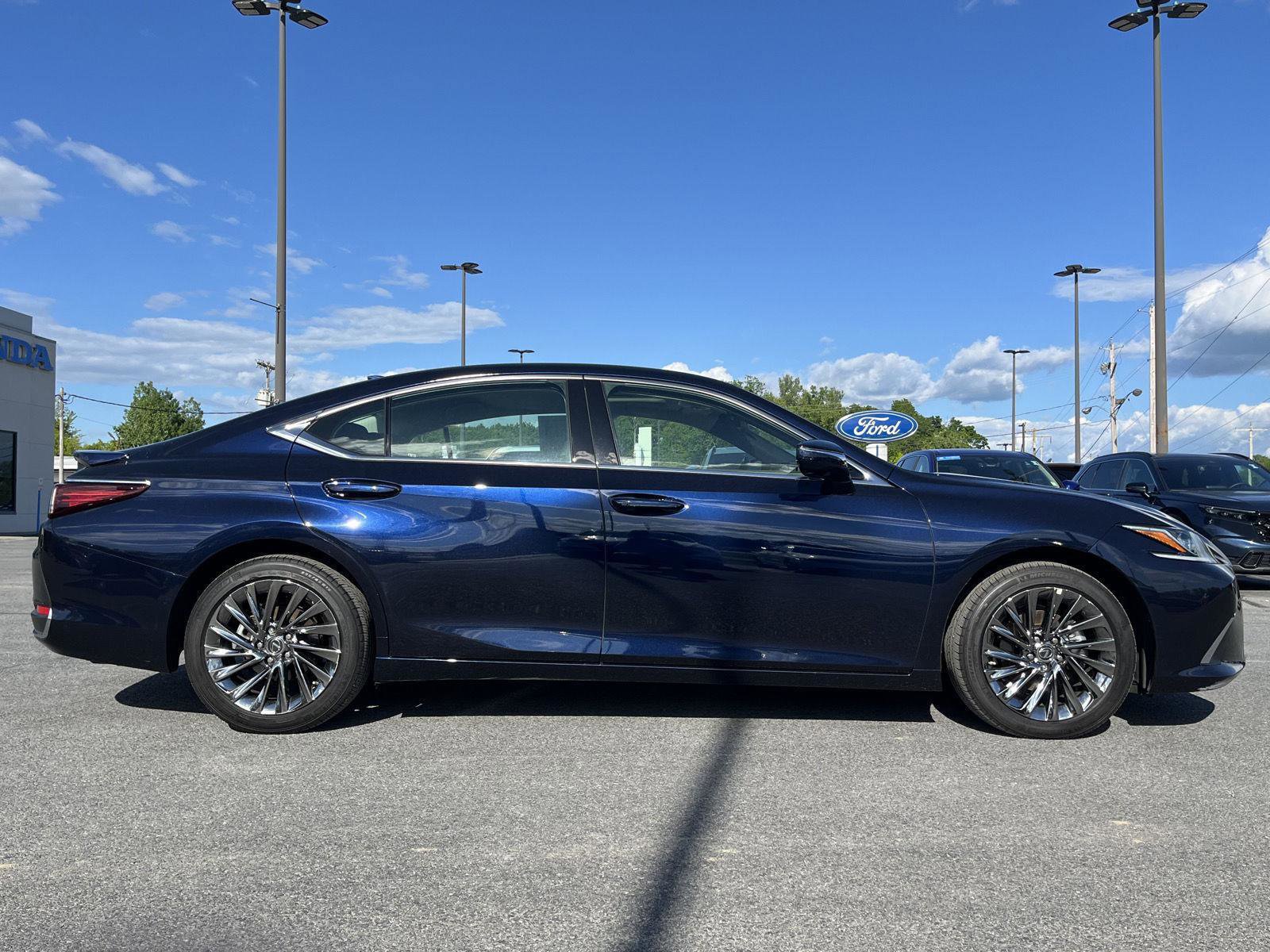 Used 2025 Lexus ES 300h w/ Technology Package FWD image 4