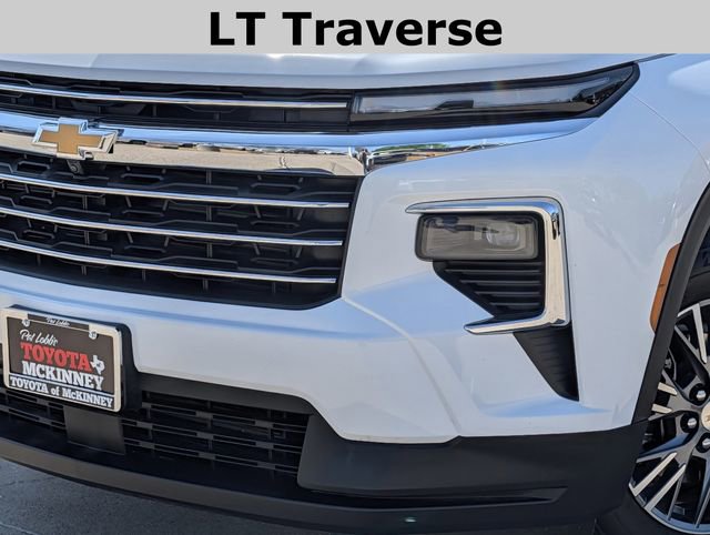 Used 2025 Chevrolet Traverse LT w/ Driver Confidence Package FWD image 3