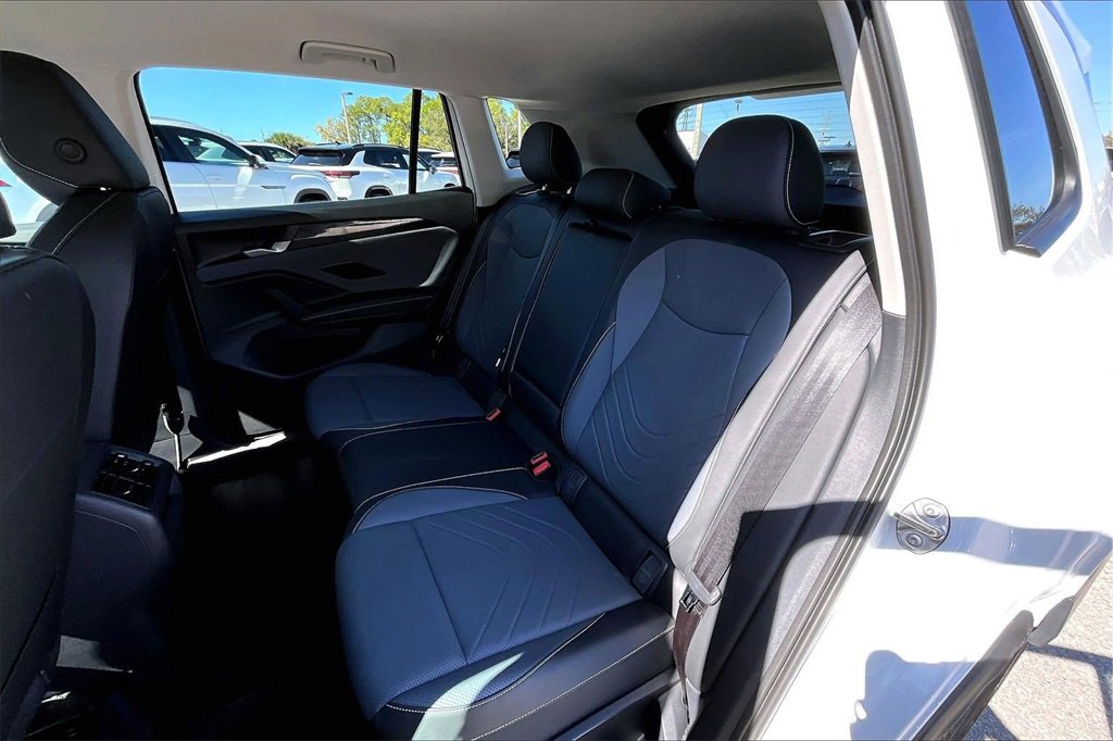 Certified 2025 Volkswagen Tiguan SE image 17