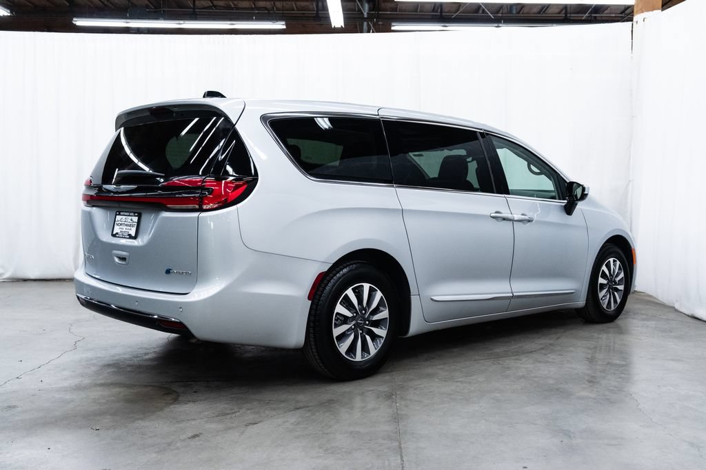 Used 2023 Chrysler Pacifica Limited FWD image 6