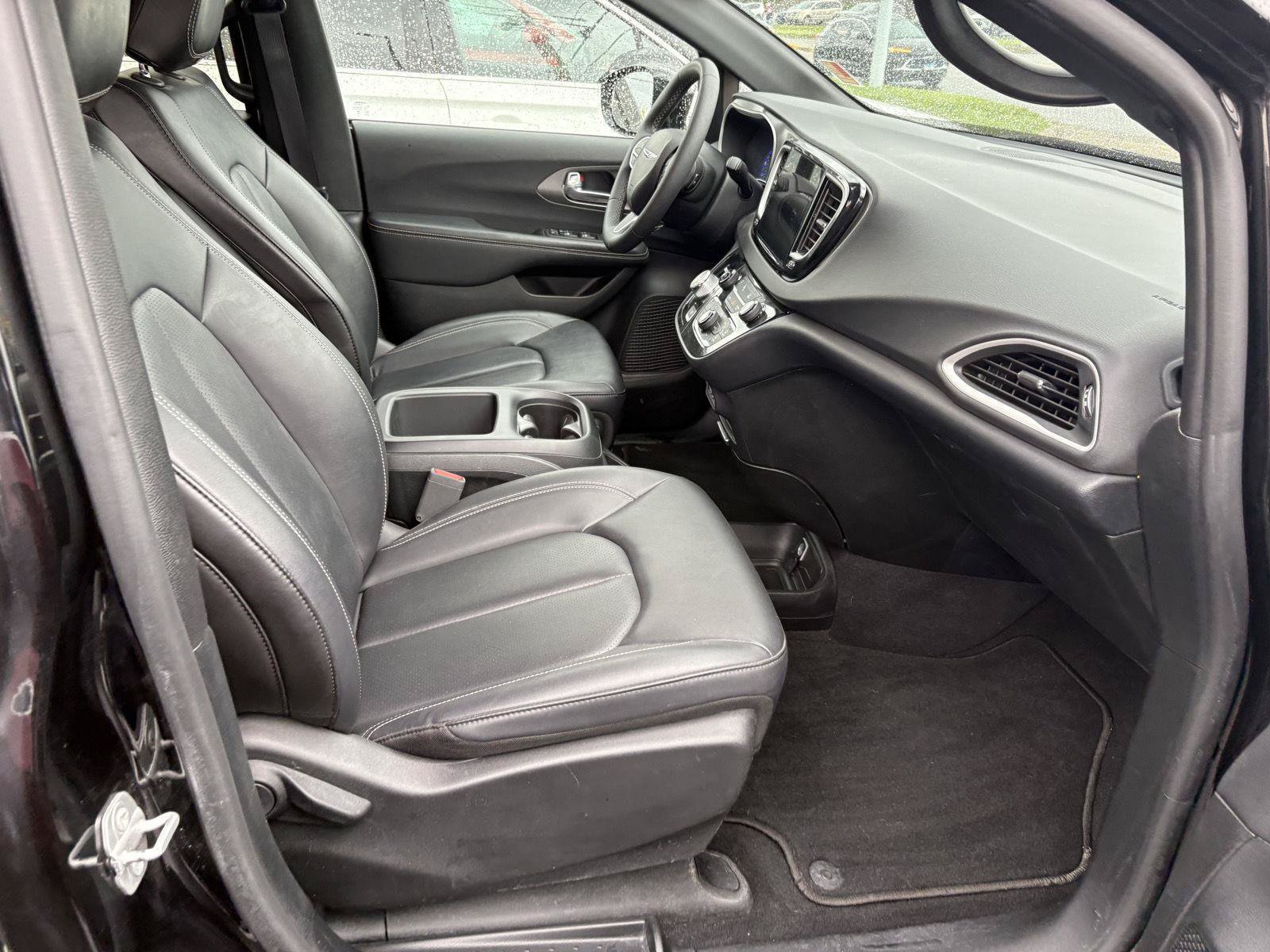 Used 2025 Chrysler Pacifica Select FWD image 20