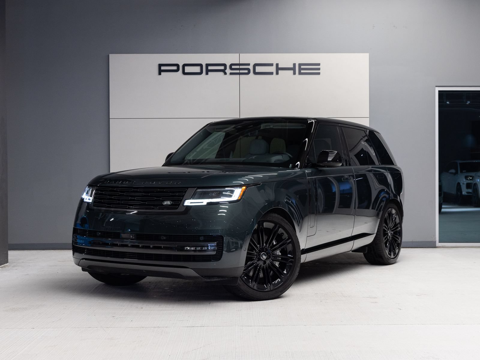 Used 2025 Land Rover Range Rover SE
