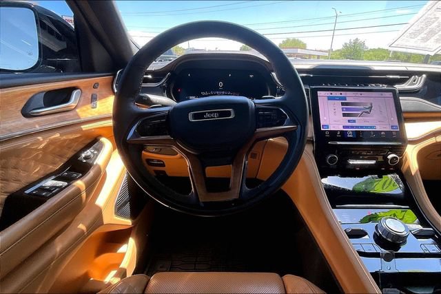 Used 2023 Jeep Grand Cherokee L Summit AWD/4WD image 5