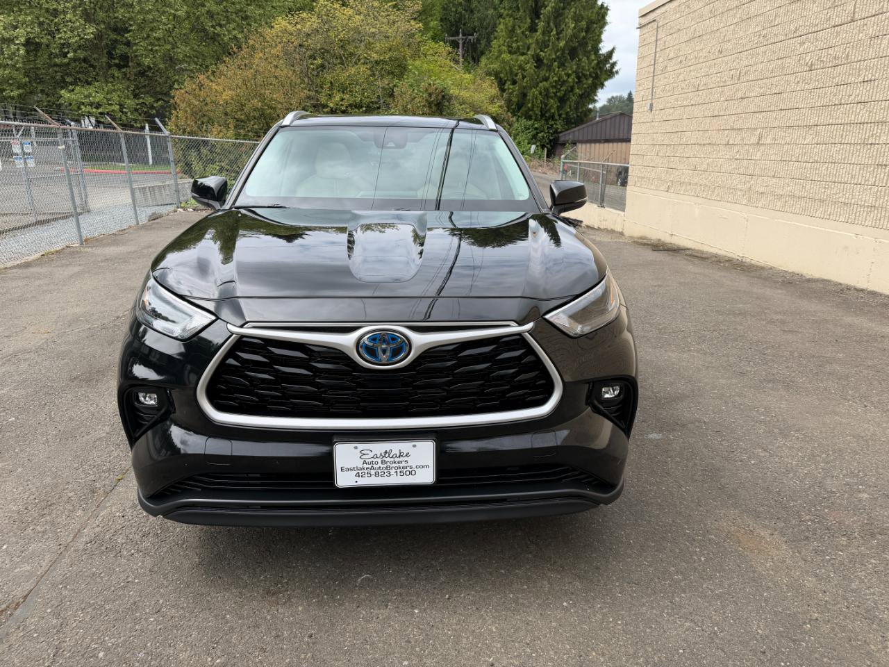 Used 2022 Toyota Highlander XLE AWD/4WD image 2