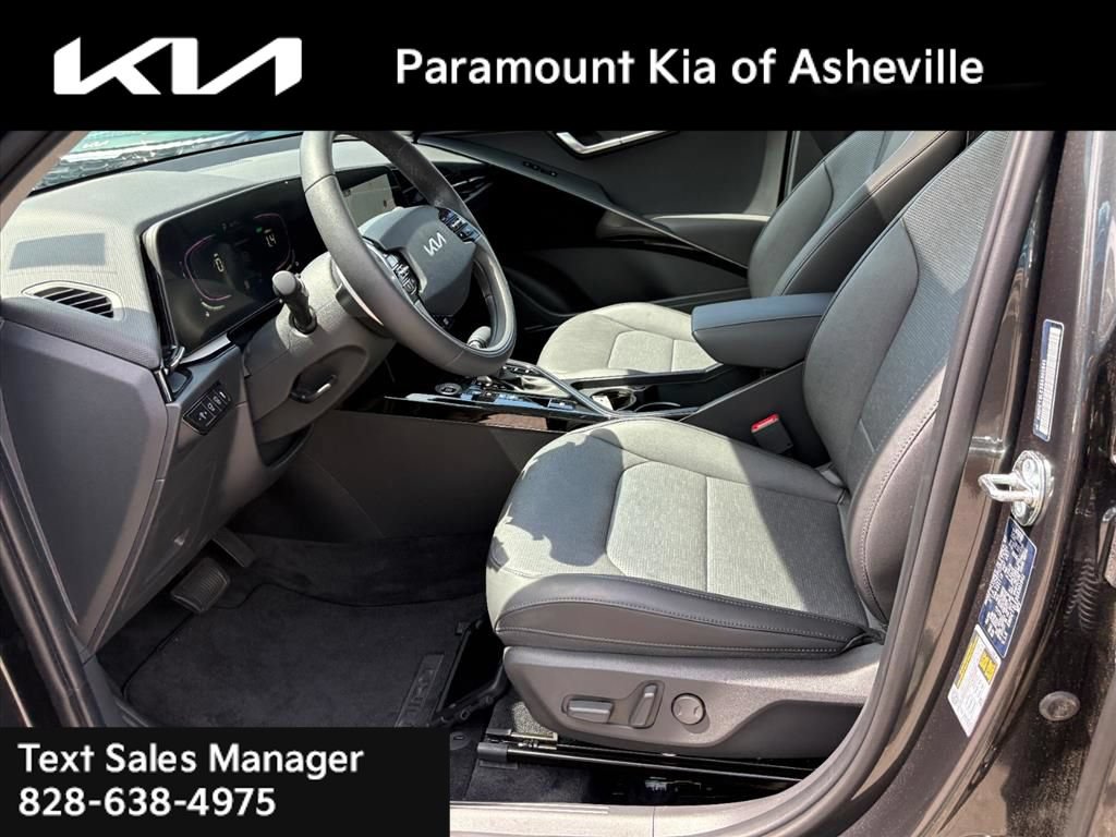 Certified 2025 Kia Niro FWD image 18