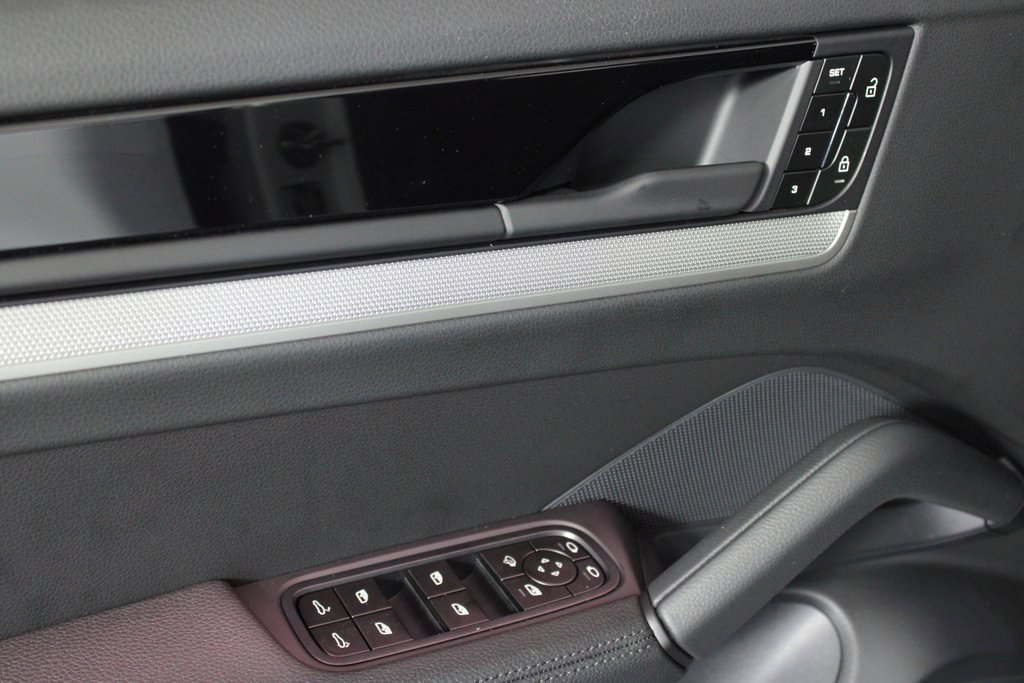 Used 2025 Porsche Cayenne image 17