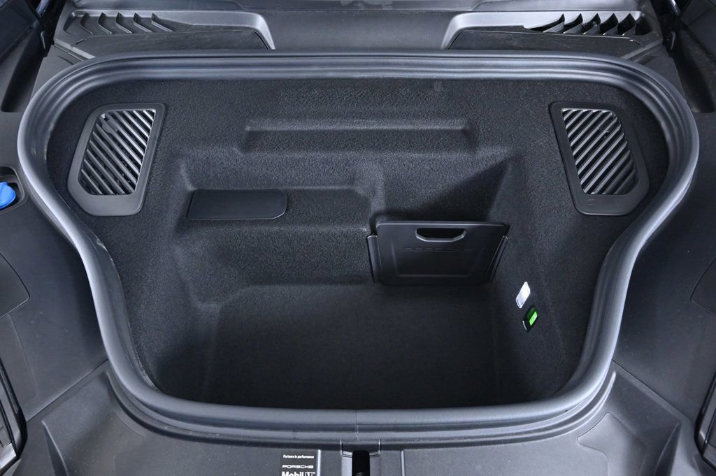 Certified 2025 Porsche Macan Electric image 28