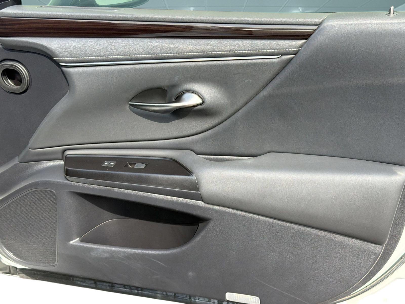 Used 2019 Lexus ES 300h w/ Premium Package FWD image 13